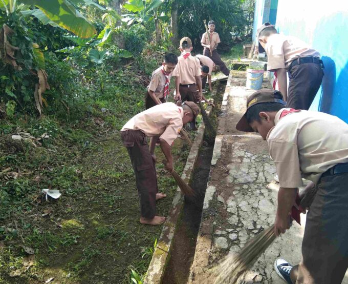 Ngosrek Menciptakan Sekolah Ramah Lingkungan